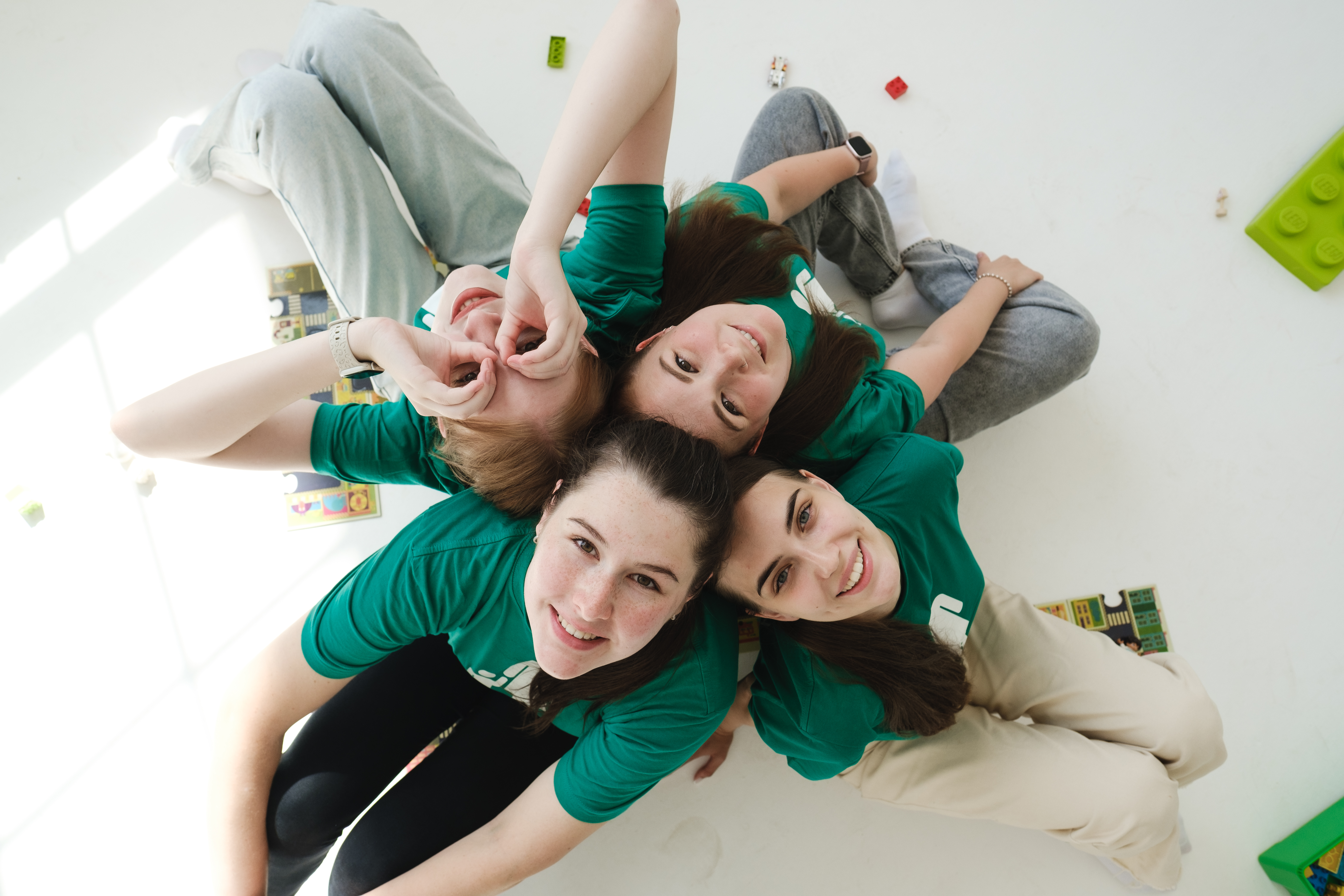 обученные бебиситтеры Kidsout — проверенные няни с подготовкой и отбором