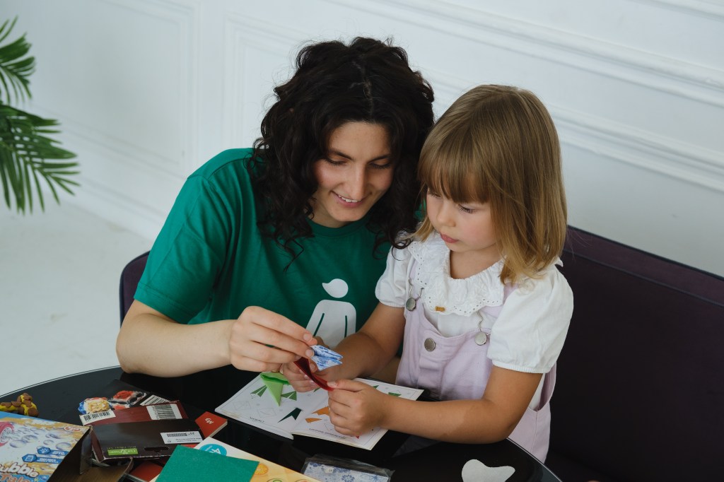 няня с девочкой делают поделки