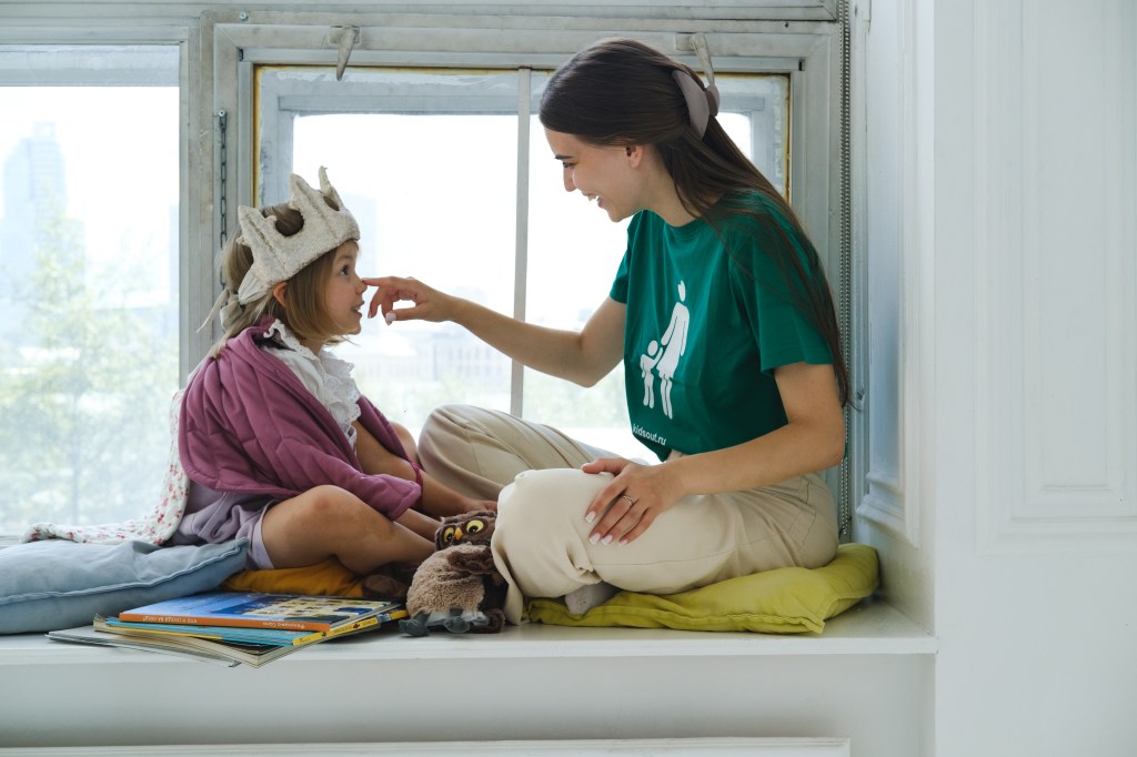 няня играет с девочкой